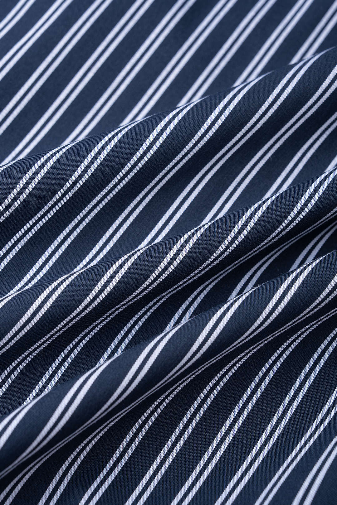 Gestreepte midijurk met knoopdetail en lange mouwen