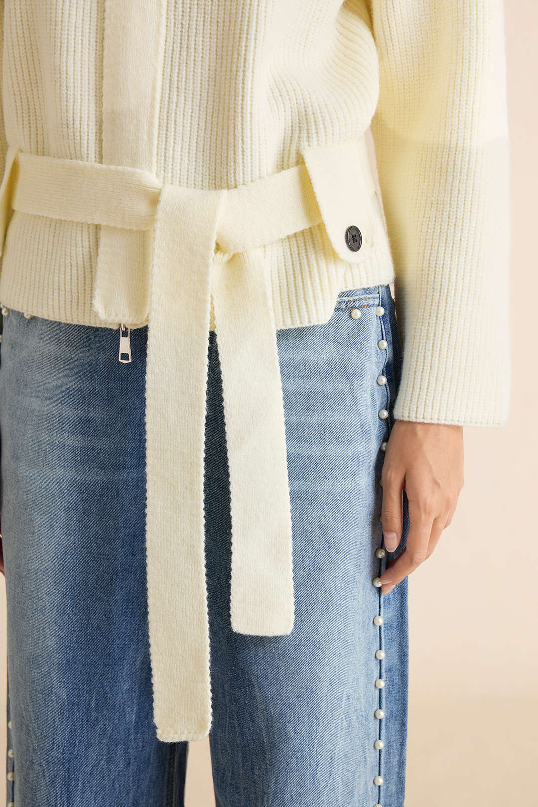 Gebreide top met riem, knoopjes en lange mouwen