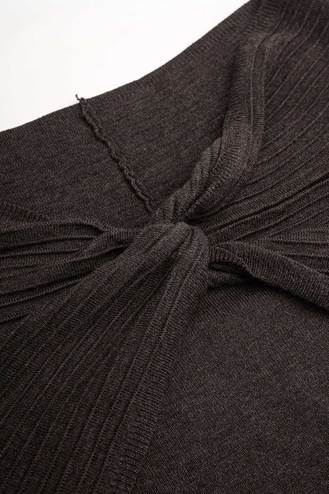 Gebreide top met blote schouders en gedraaid detail