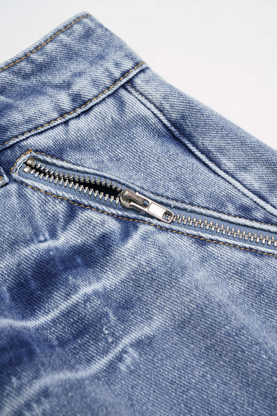 Aurora - Denim asymmetrische short met zakken