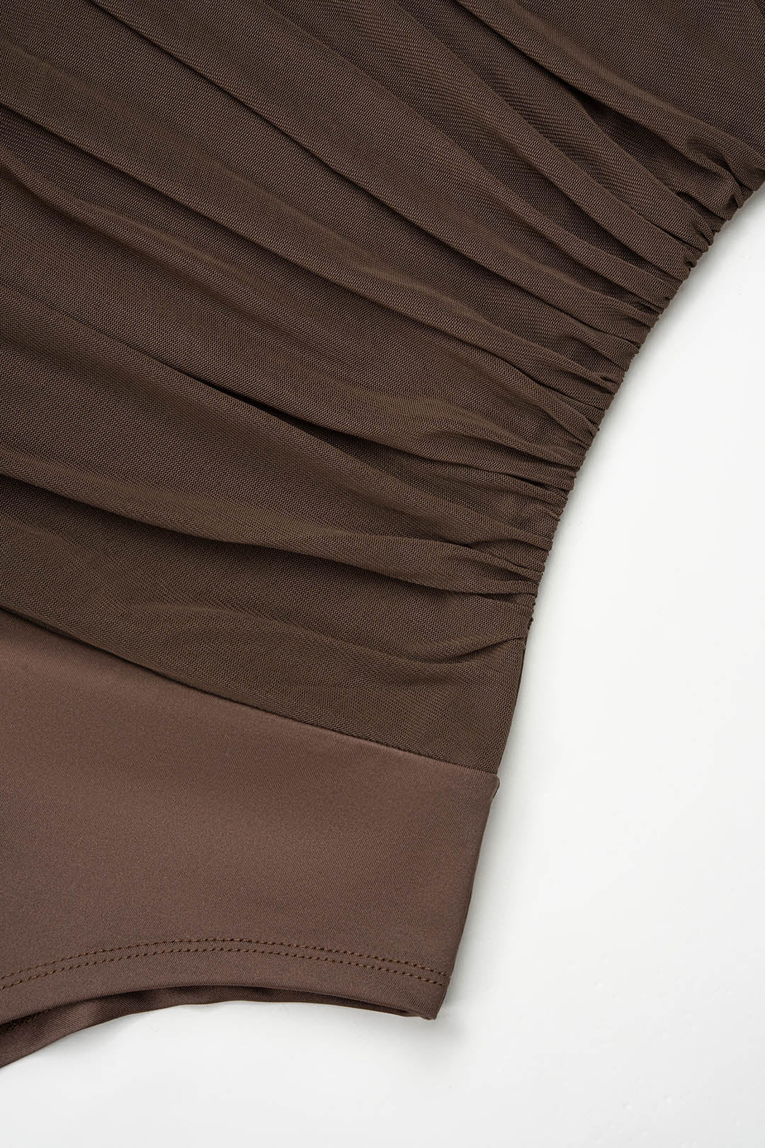 Mesh asymmetrische body met ruches en lange mouwen