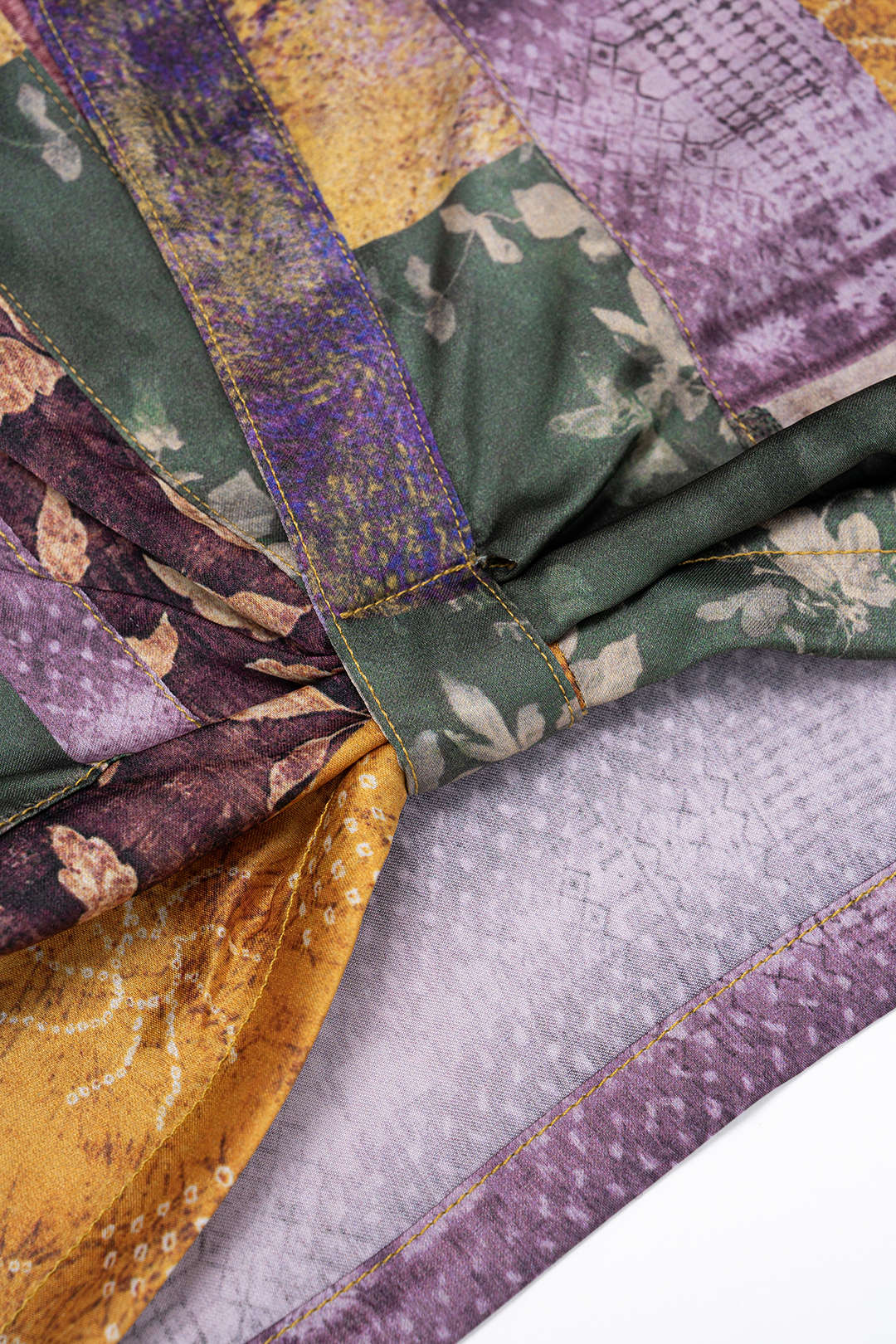 Patchwork satijnen top met V-hals, ruches en korte mouwen