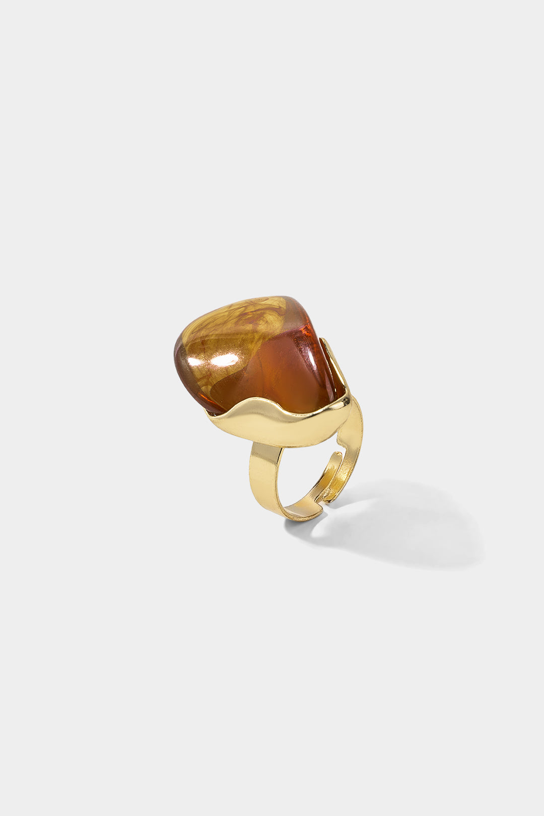Onregelmatige ring van amberkleurig hars