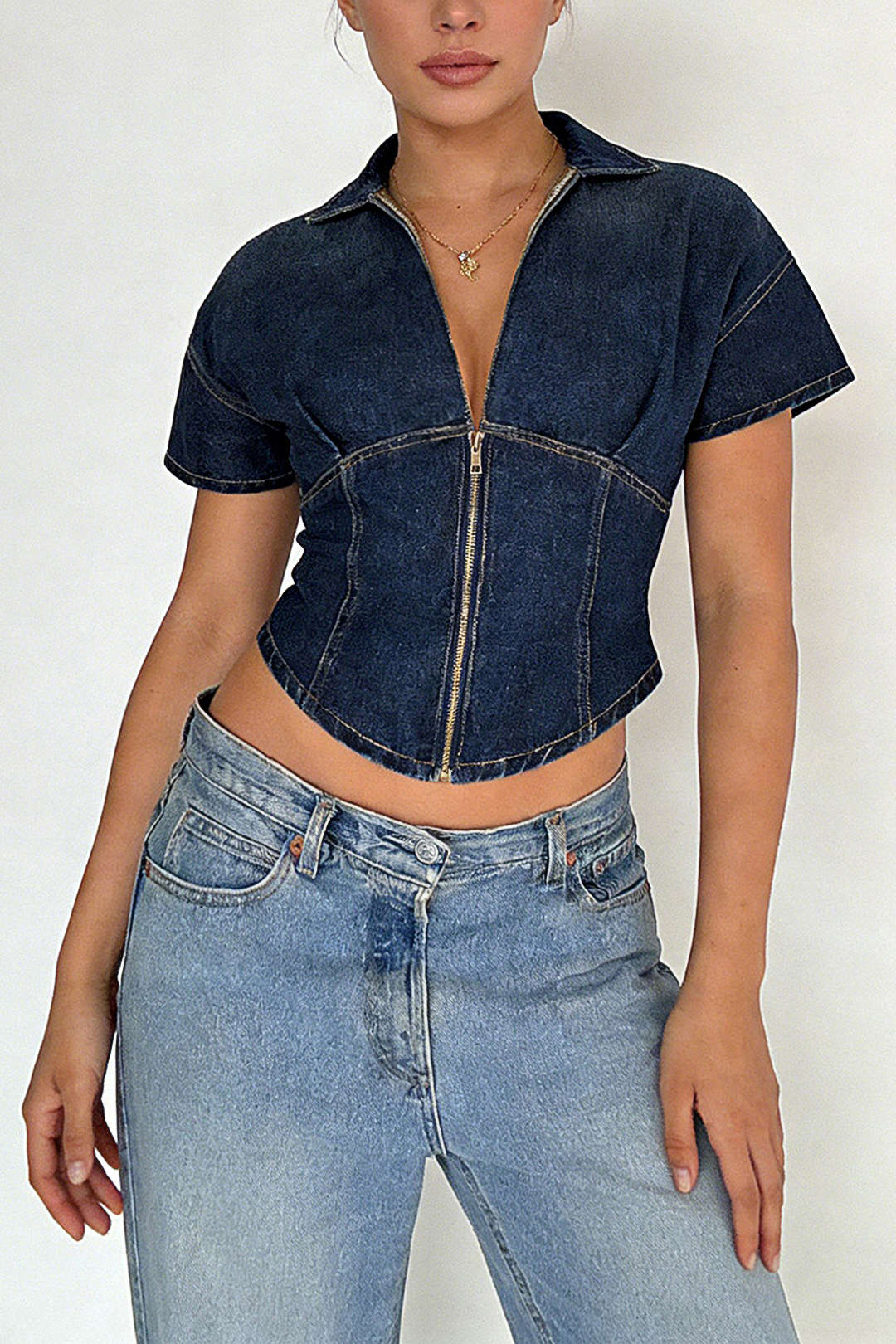 Denim blouse met V-hals, rits en korte mouwen