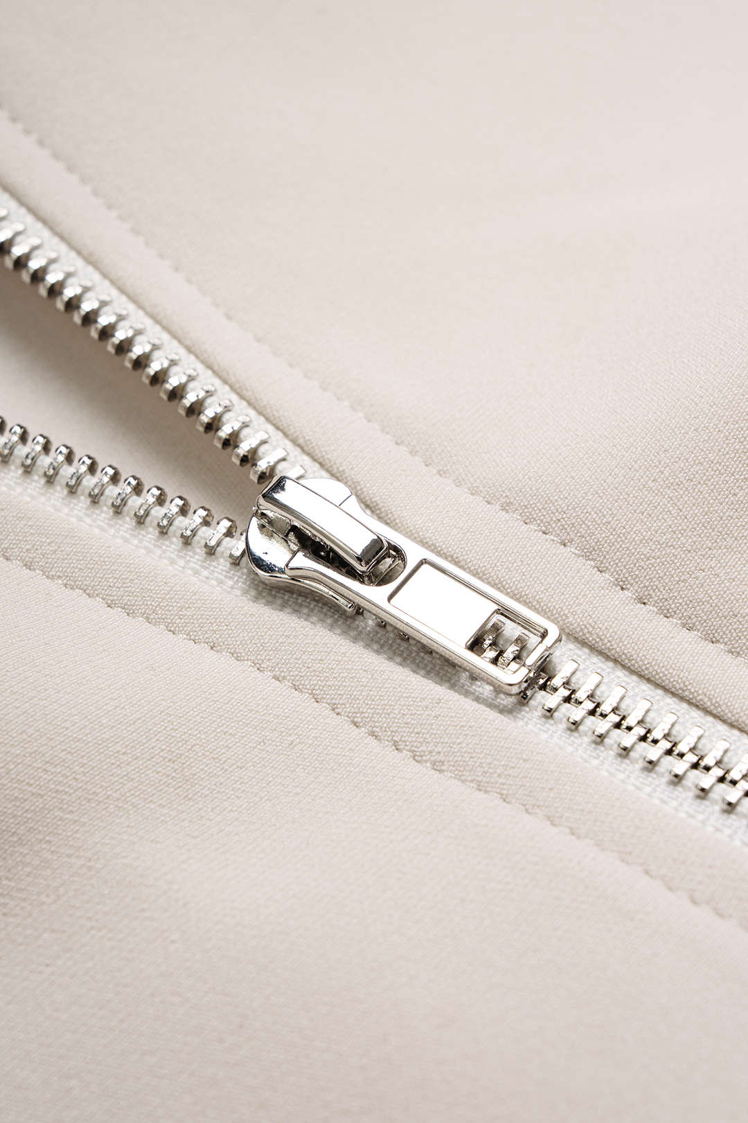 Mouwloze jumpsuit met uitsnijding en V-hals