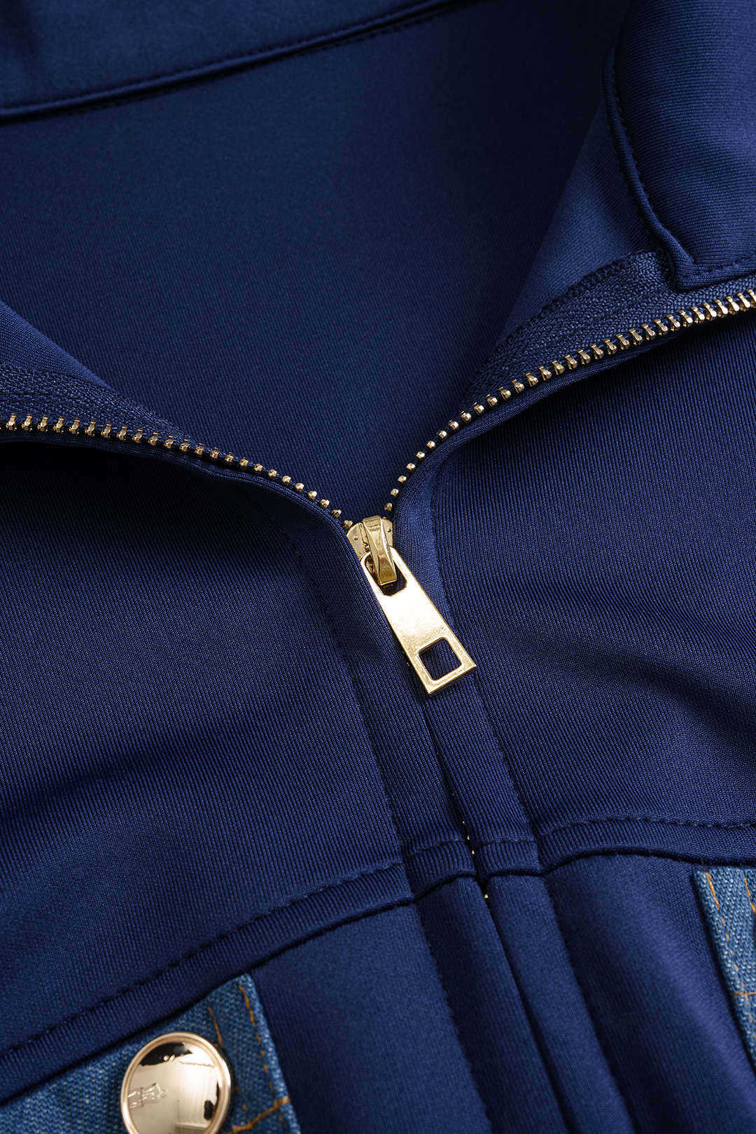 Denim patchwork jasje met smokwerk en rits