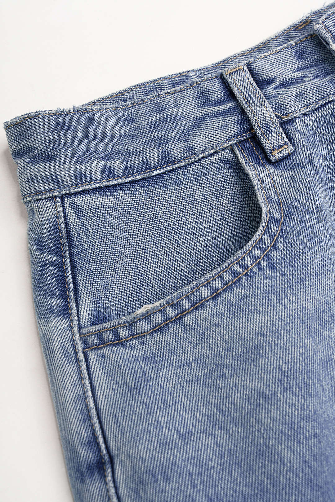 Asymmetrische jeans met hoge taille, zakken en wijde pijpen