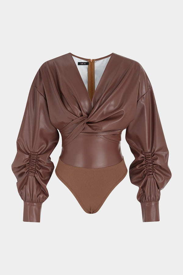 Leren-look patchwork body met gedraaid detail en knoopdetail