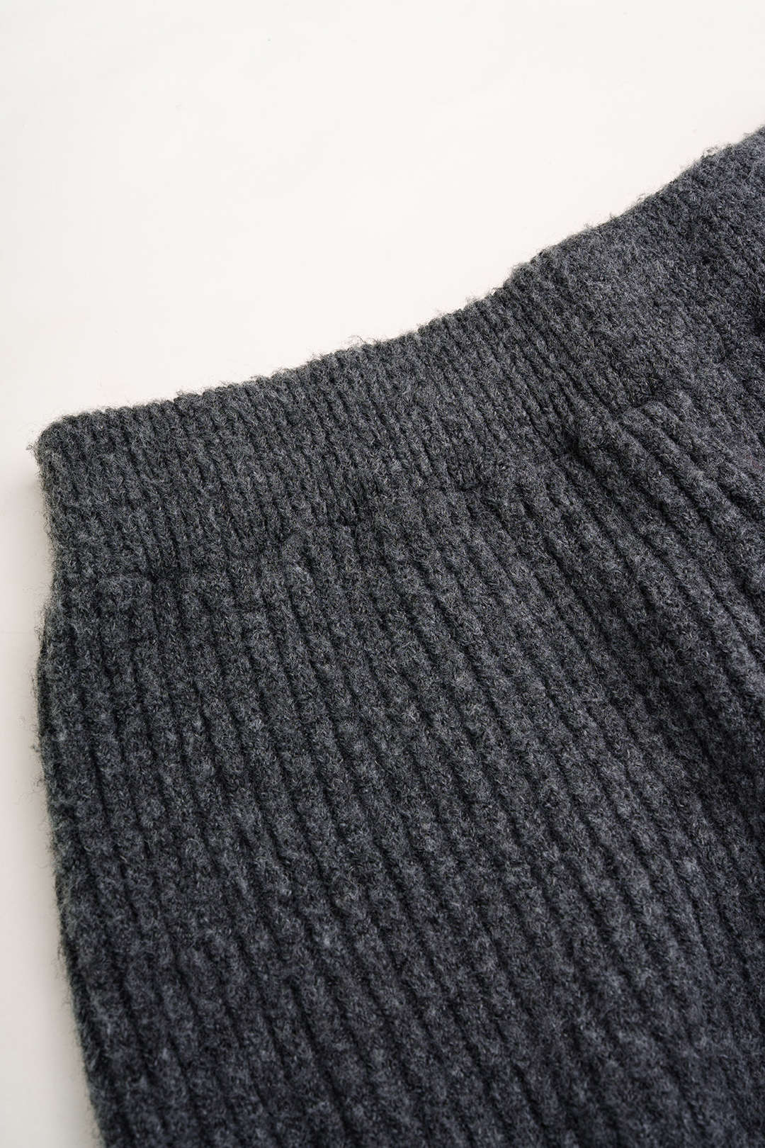 Gebreide broek met col, riem en korte mouwen
