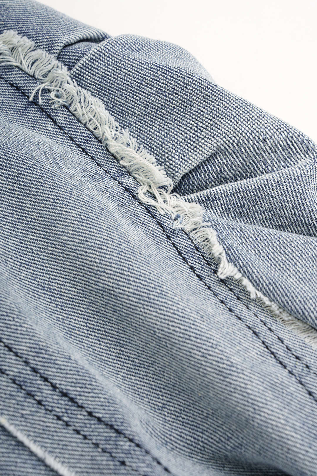 Denim patchwork jasje met rafelrand