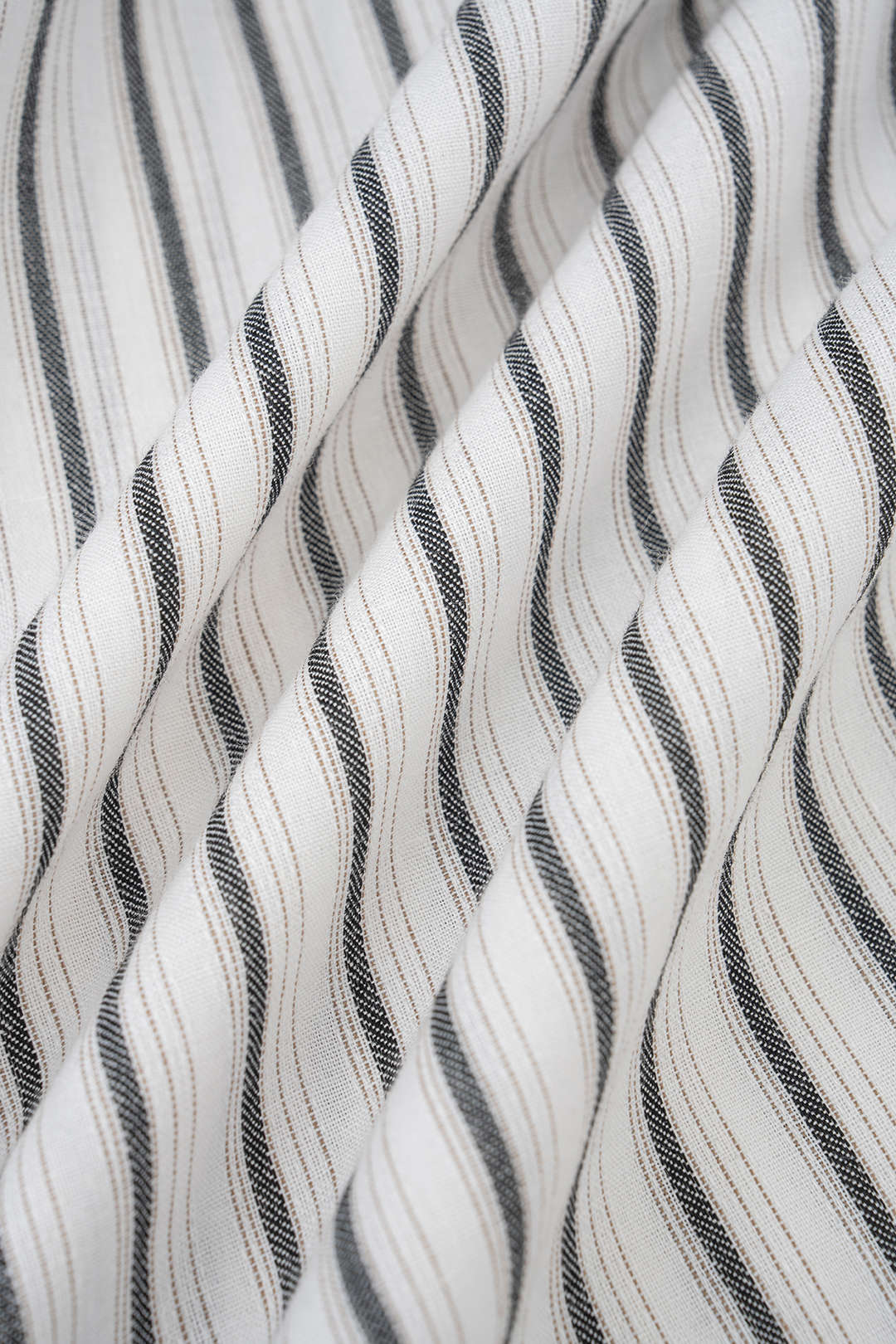 Gestreepte mouwloze midijurk met revers, ruches en knoopjes