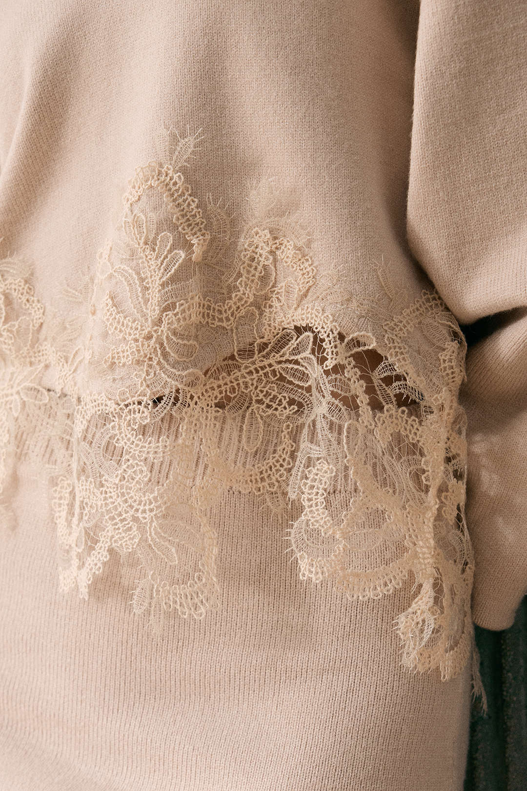 Lara - Gebreide patchwork top met kant, V-hals en lange mouwen
