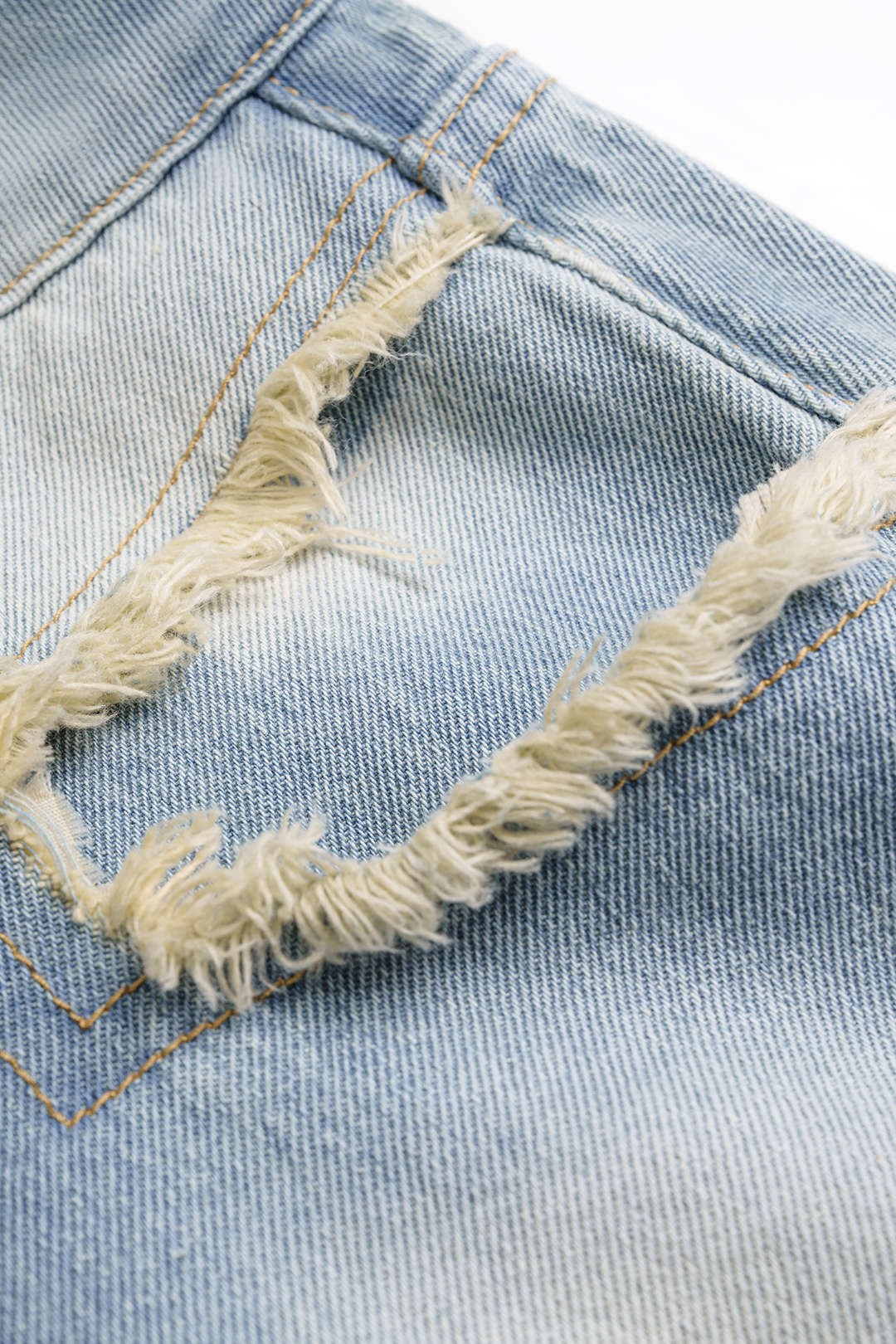 Denim short met rafelrand en knoopjes