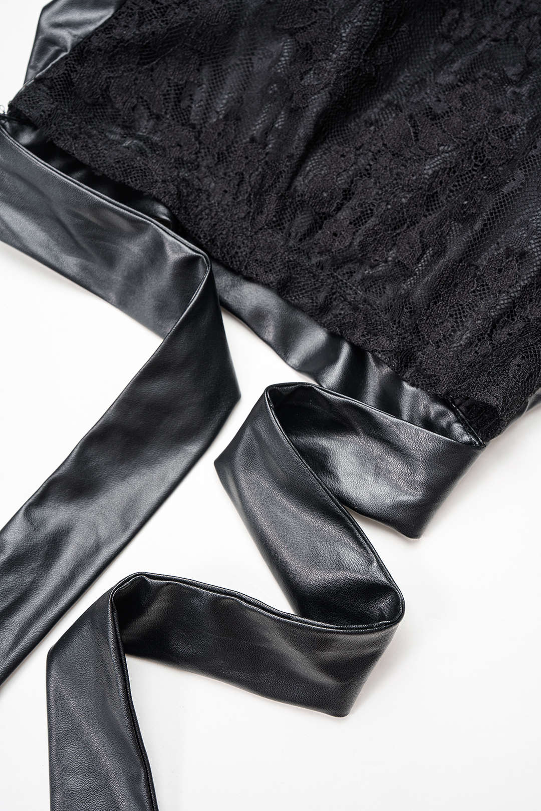 Leren-look broek met knoopjes, ruches en strik