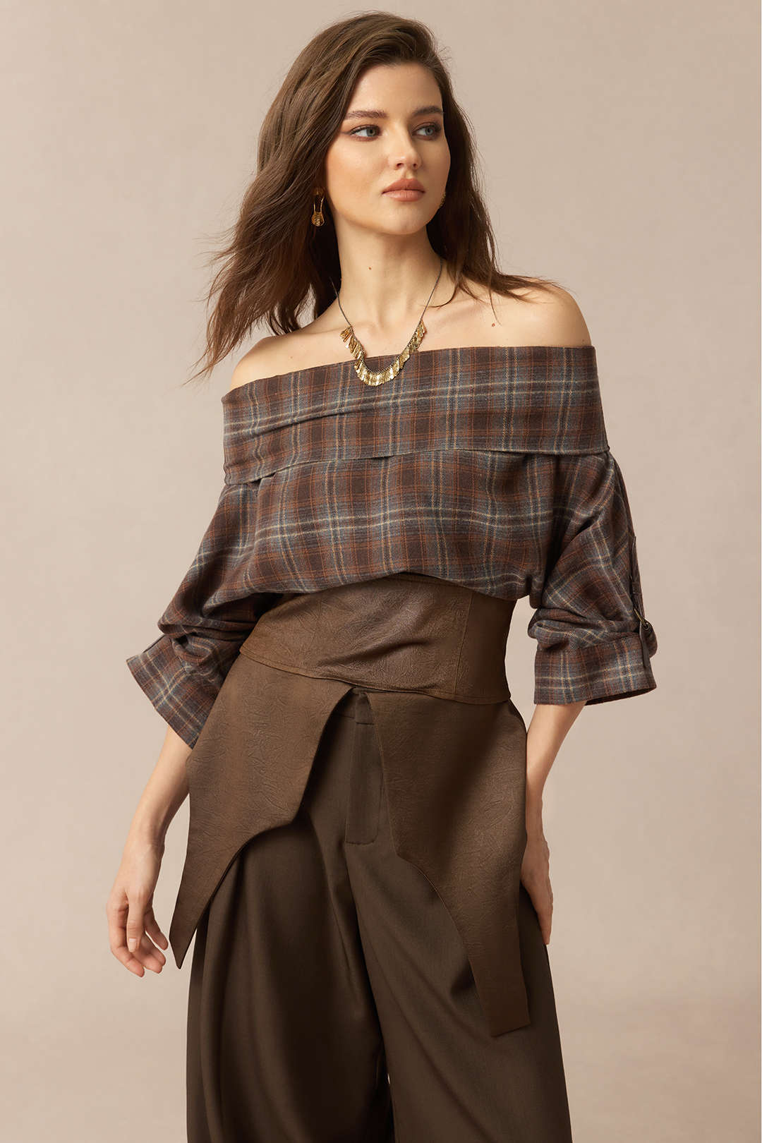 Geruite satijnen blouse met blote schouders en rits