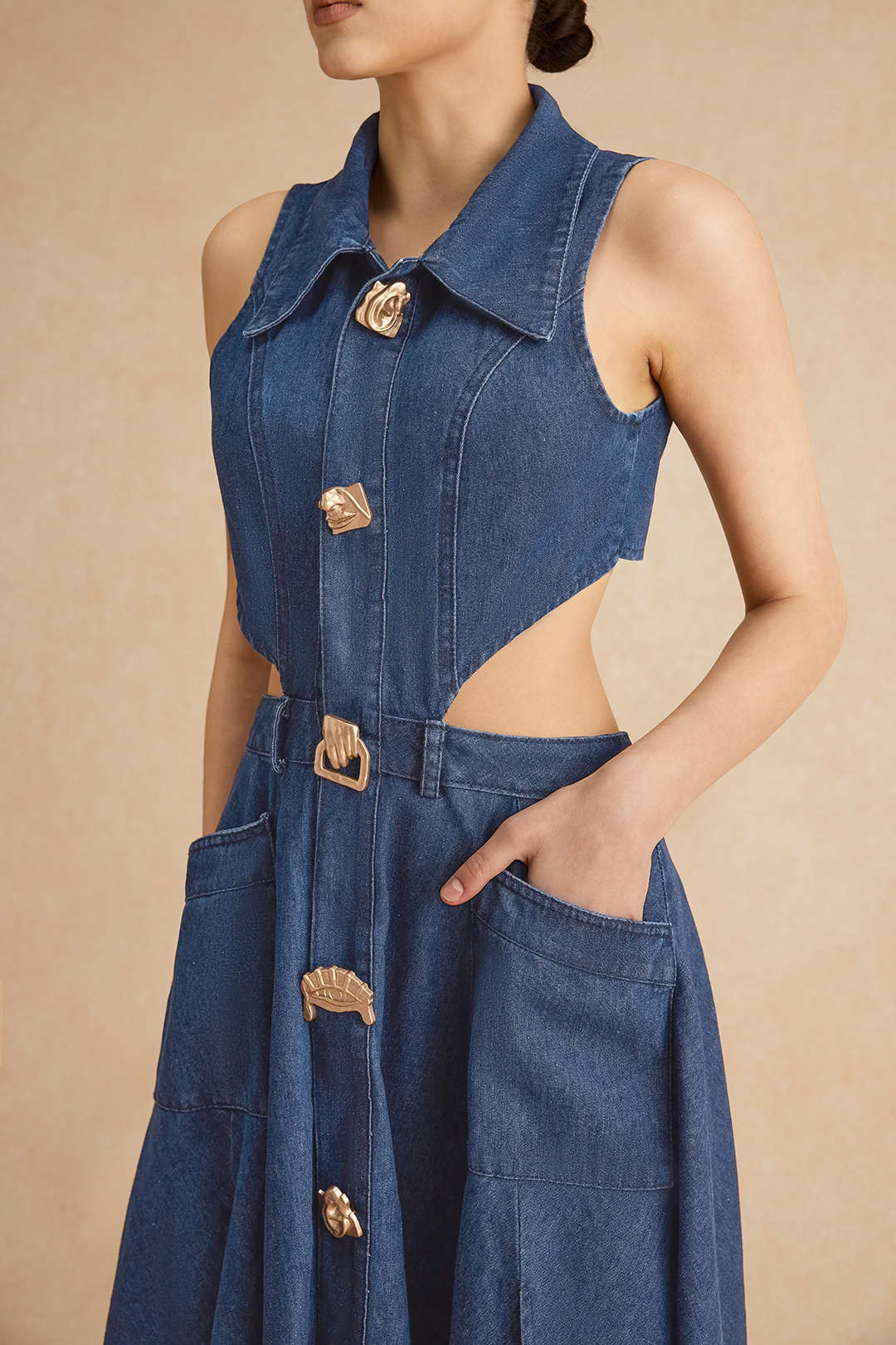 Denim midijurk met knoopjes en uitsnijding