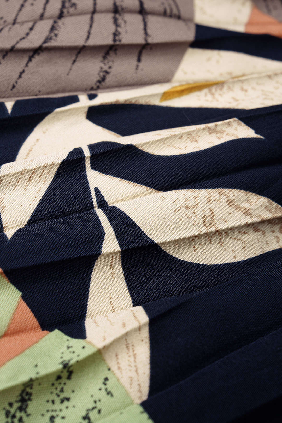 Bloemenprint geplooide top met halternek, V-hals en strik