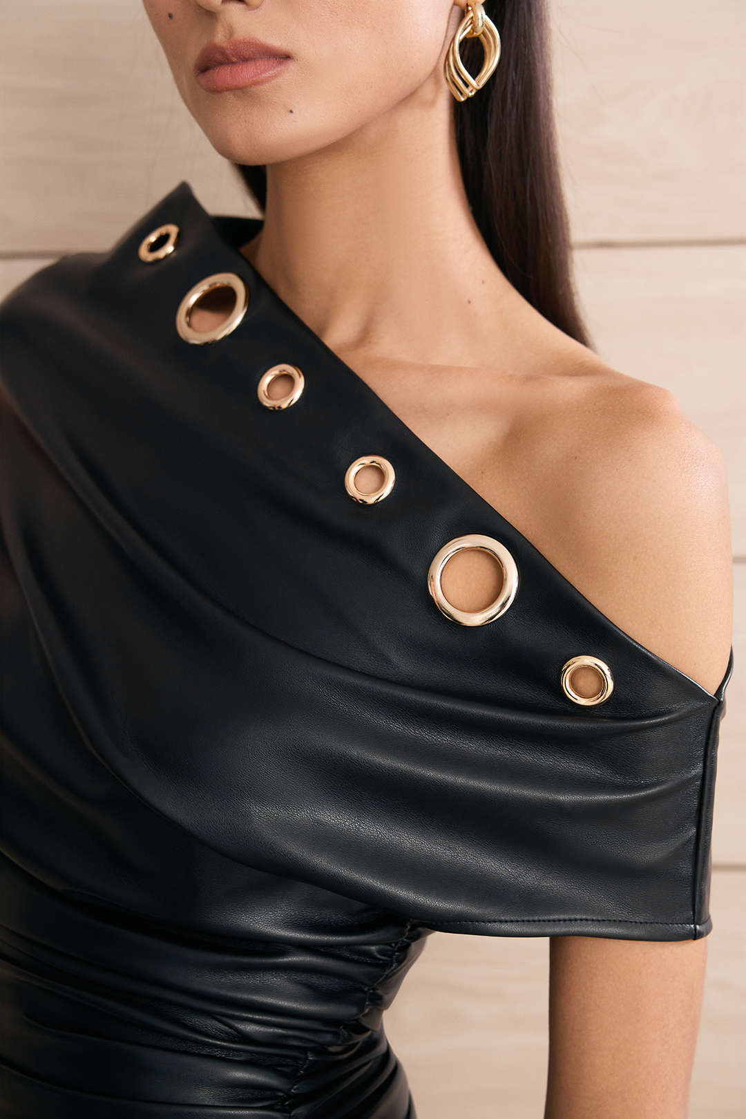 Leren-look metallic minijurk met ruches en één schouder