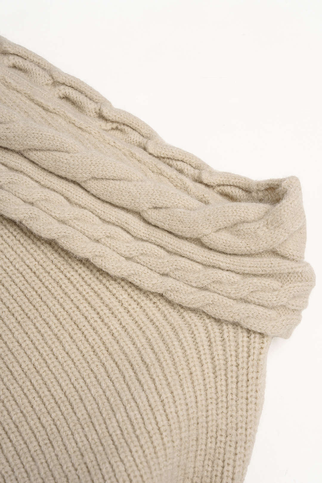 Lina - Gebreide minijurk met één schouder en lange mouwen