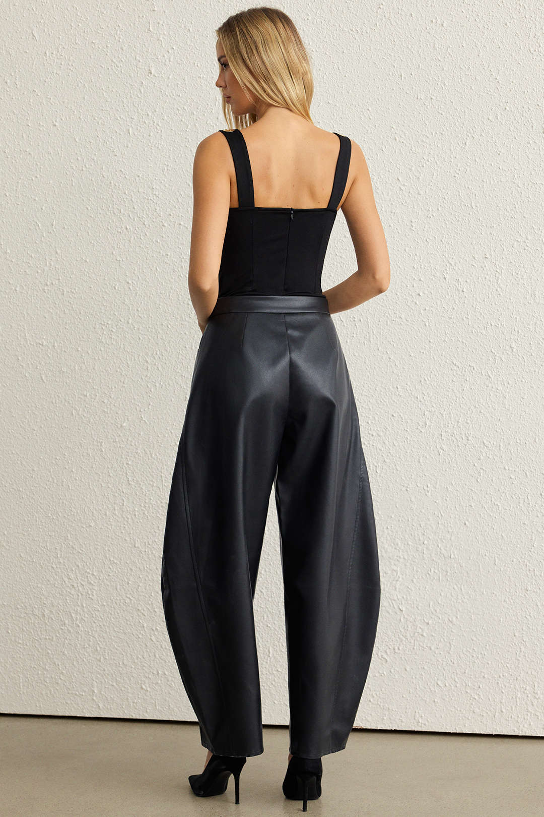 Leren-look metallic pantalon met rits en opengewerkt detail