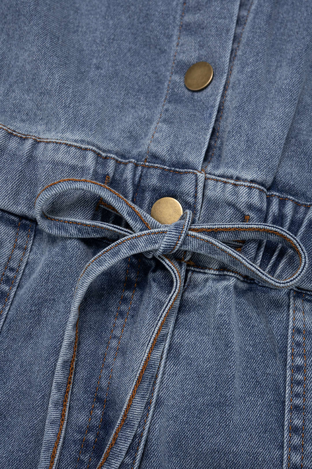 Denim jumpsuit met knoopjes, trekkoord en zakken
