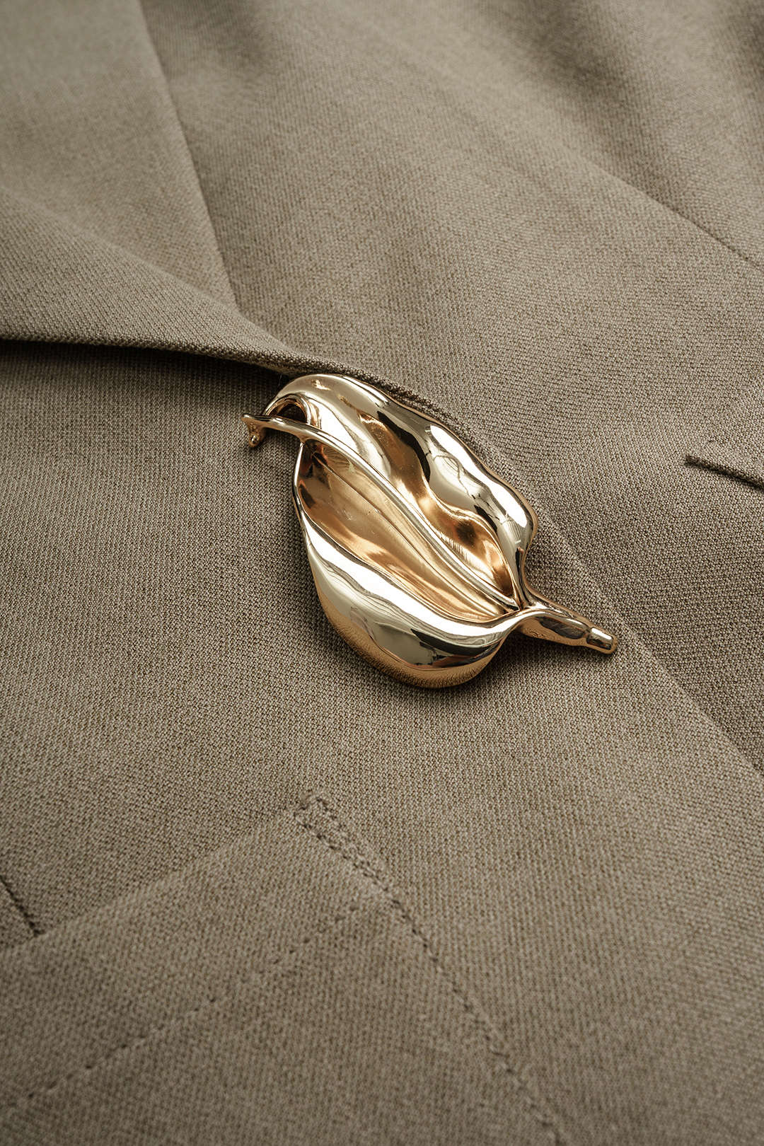 Metallic blazer met reverskraag, knoopjes en smokwerk