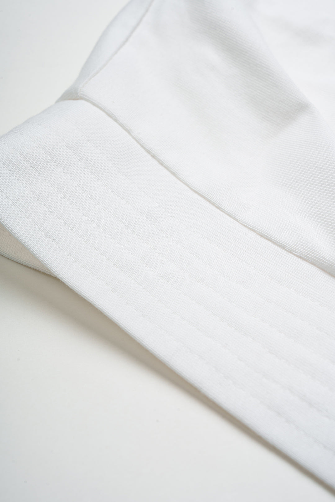 Metallic T-shirt met V-hals, ruches en korte mouwen