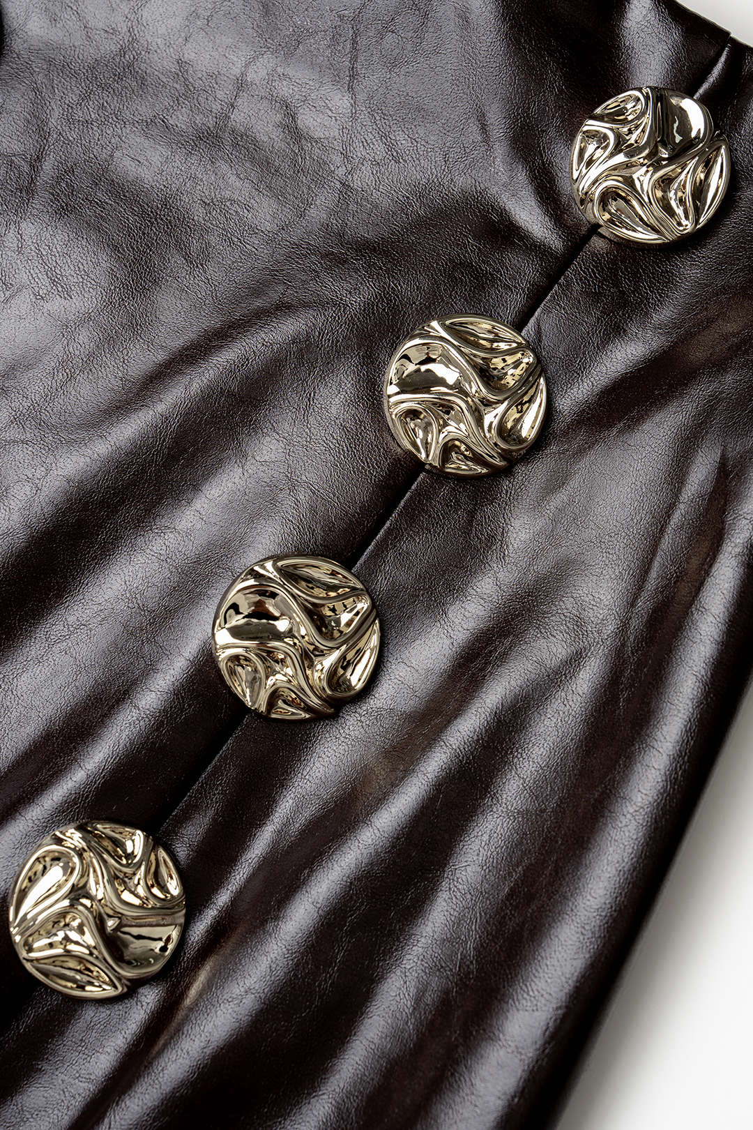Leren-look rok met hoge taille, knoopjes en rits