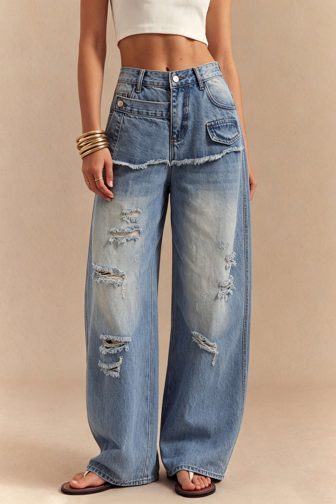 Asymmetrische jeans met rafelrand en wijde pijpen