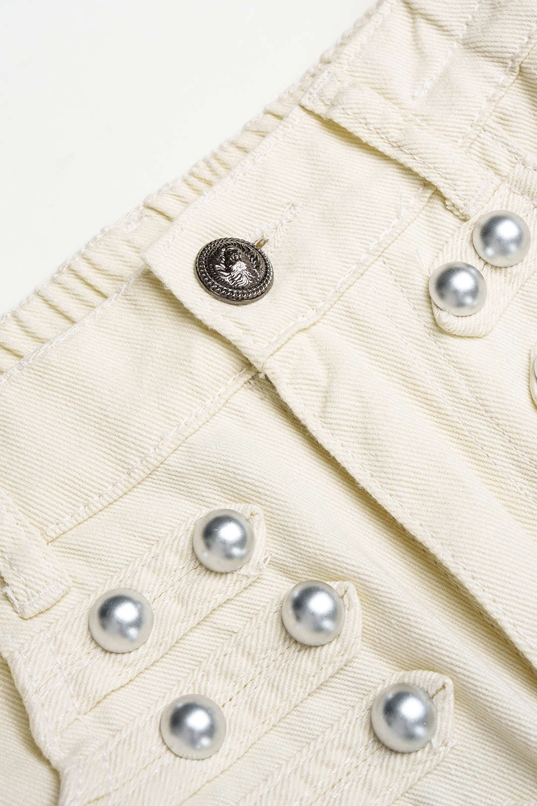 Lotte - Metallic jeans met knoopjes en wijde pijpen