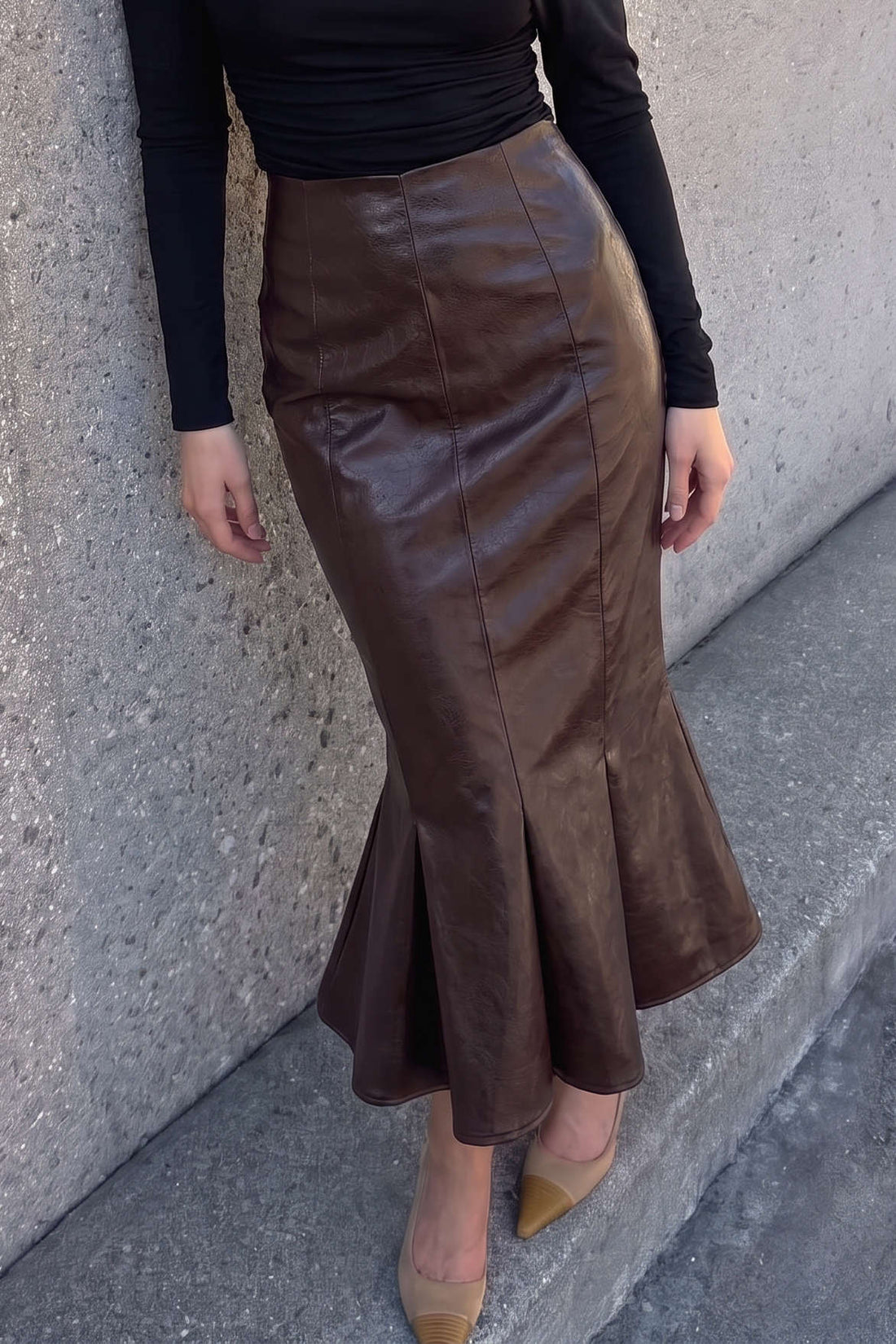 Leren-look rok met hoge taille en uitlopende pijp