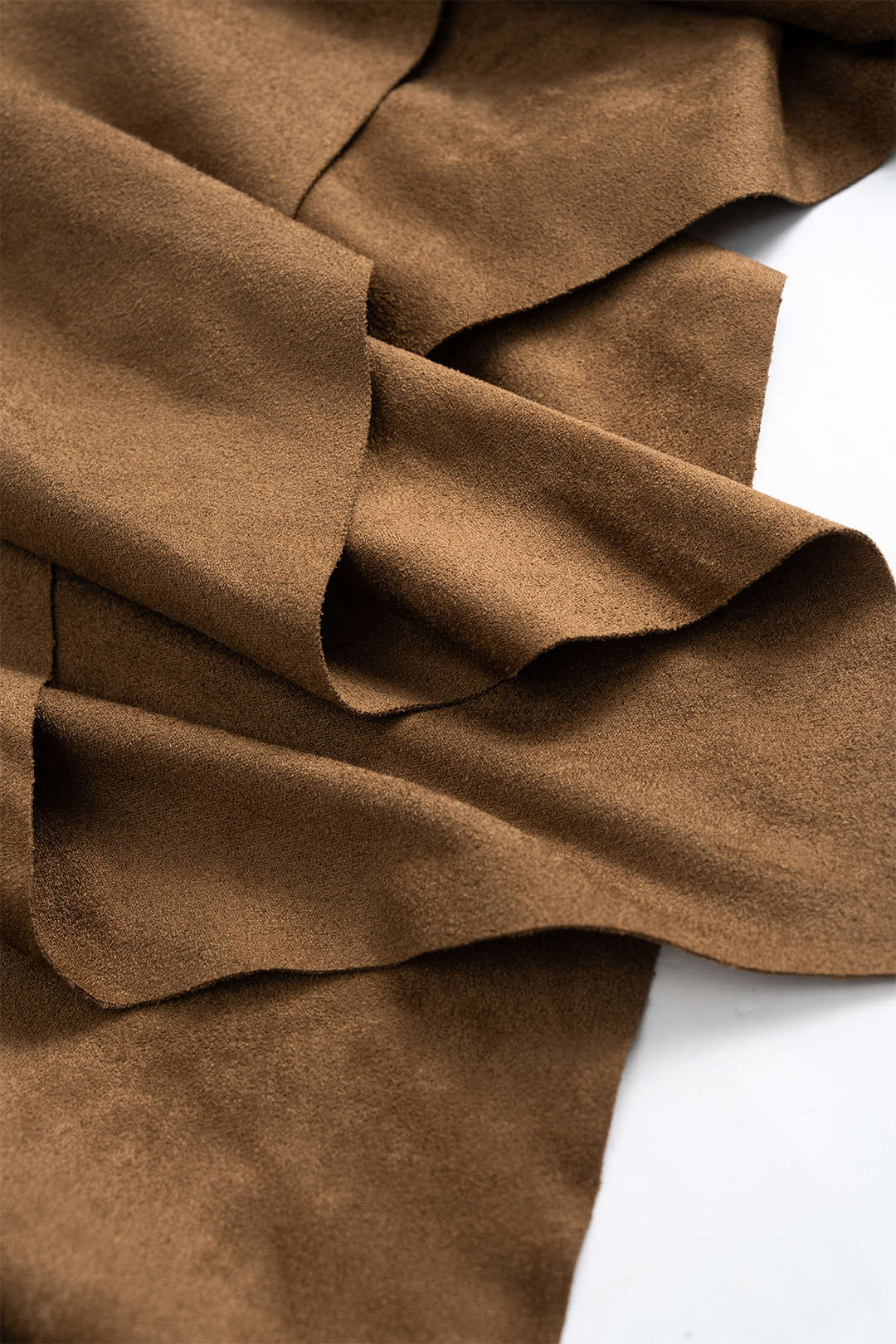 Suède rok met asymmetrische zoom en hoge taille