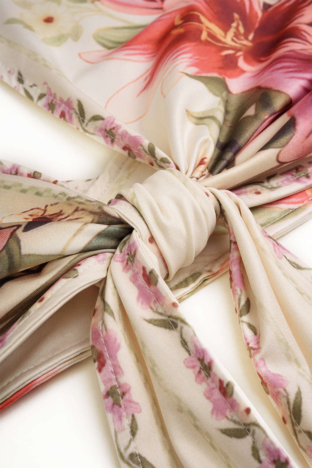 Bloemenprint satijnen top met halternek, strik en open rug