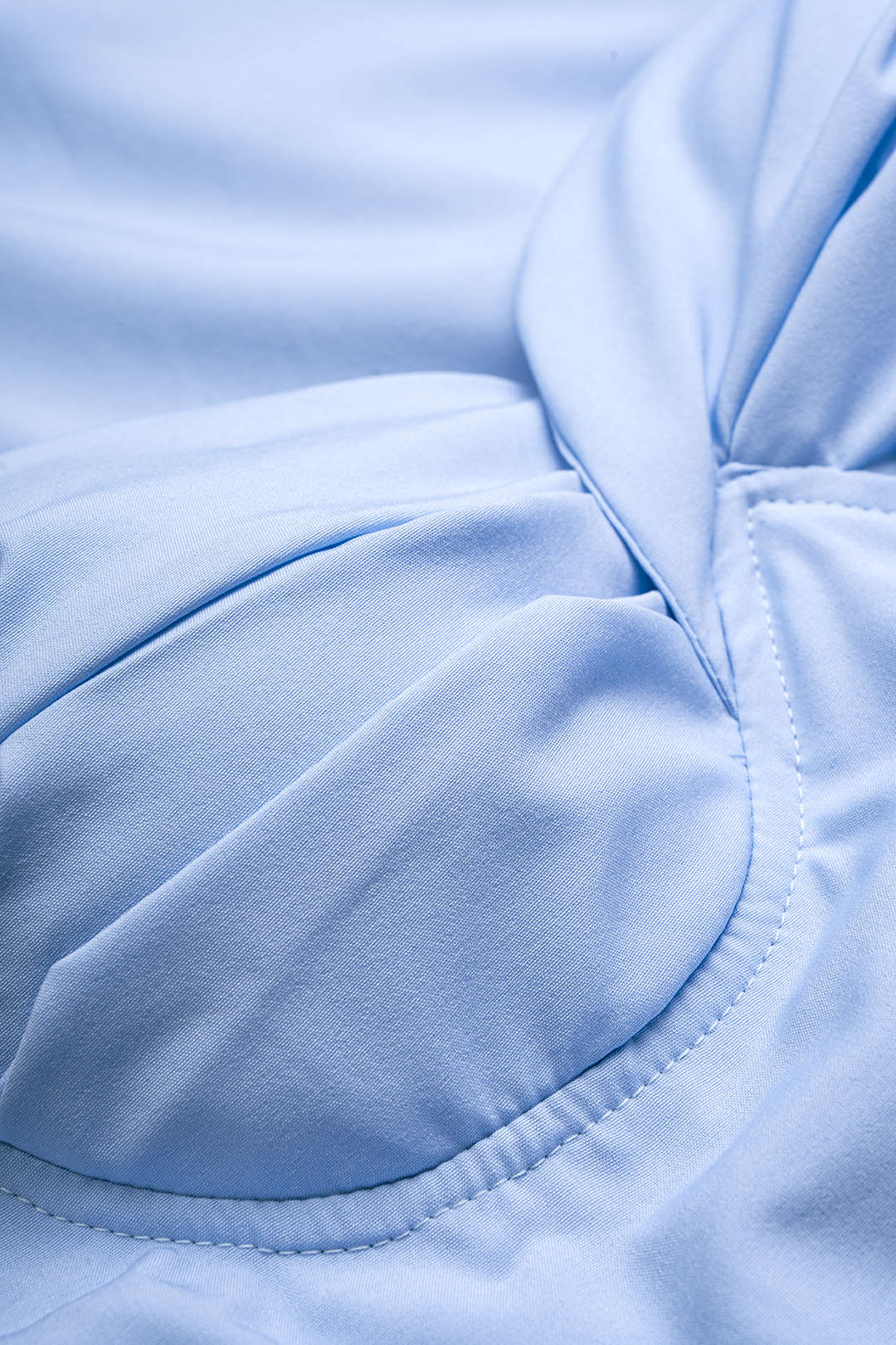 Mouwloze maxijurk met gedraaid detail, knoopdetail en ruches