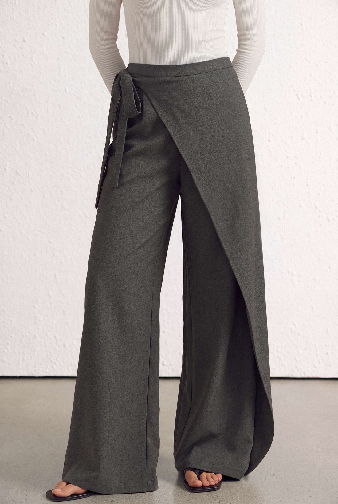 Asymmetrische broek met strik en rechte pijp