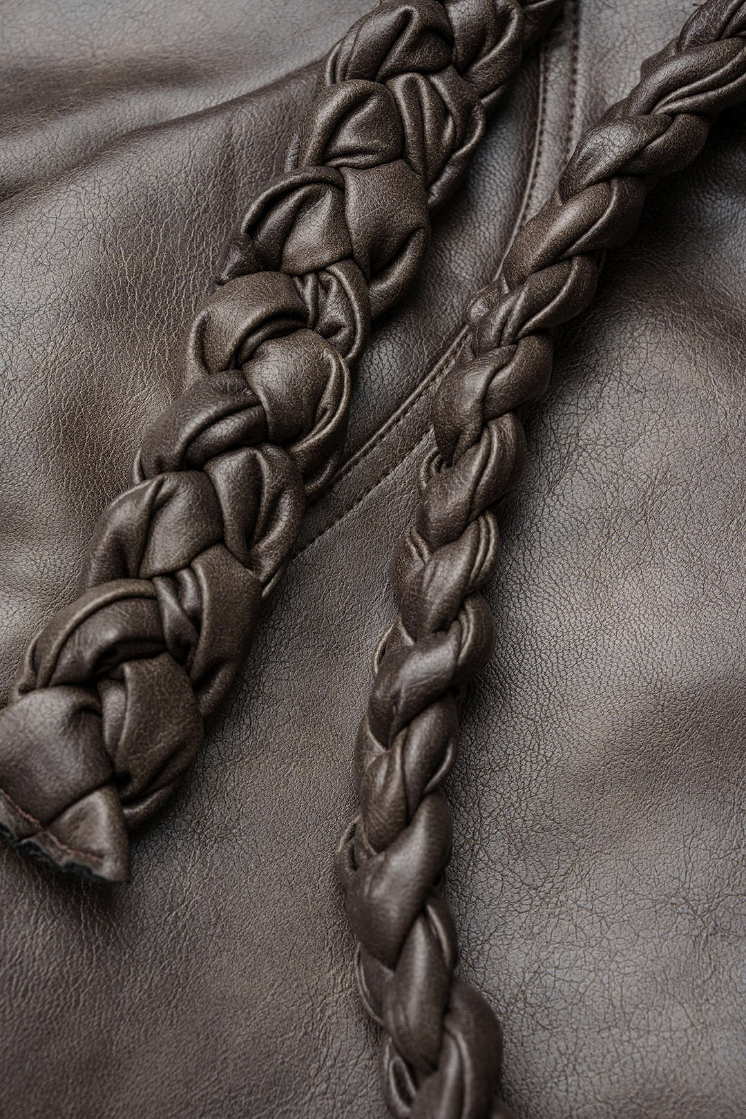 Leren-look asymmetrische short met riem en zakken