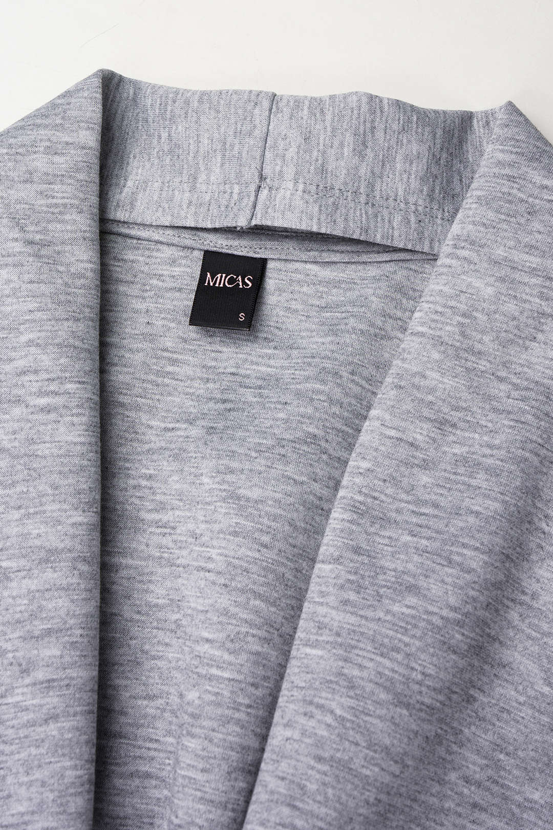 Sweater met V-hals, gedraaid detail en knoopdetail