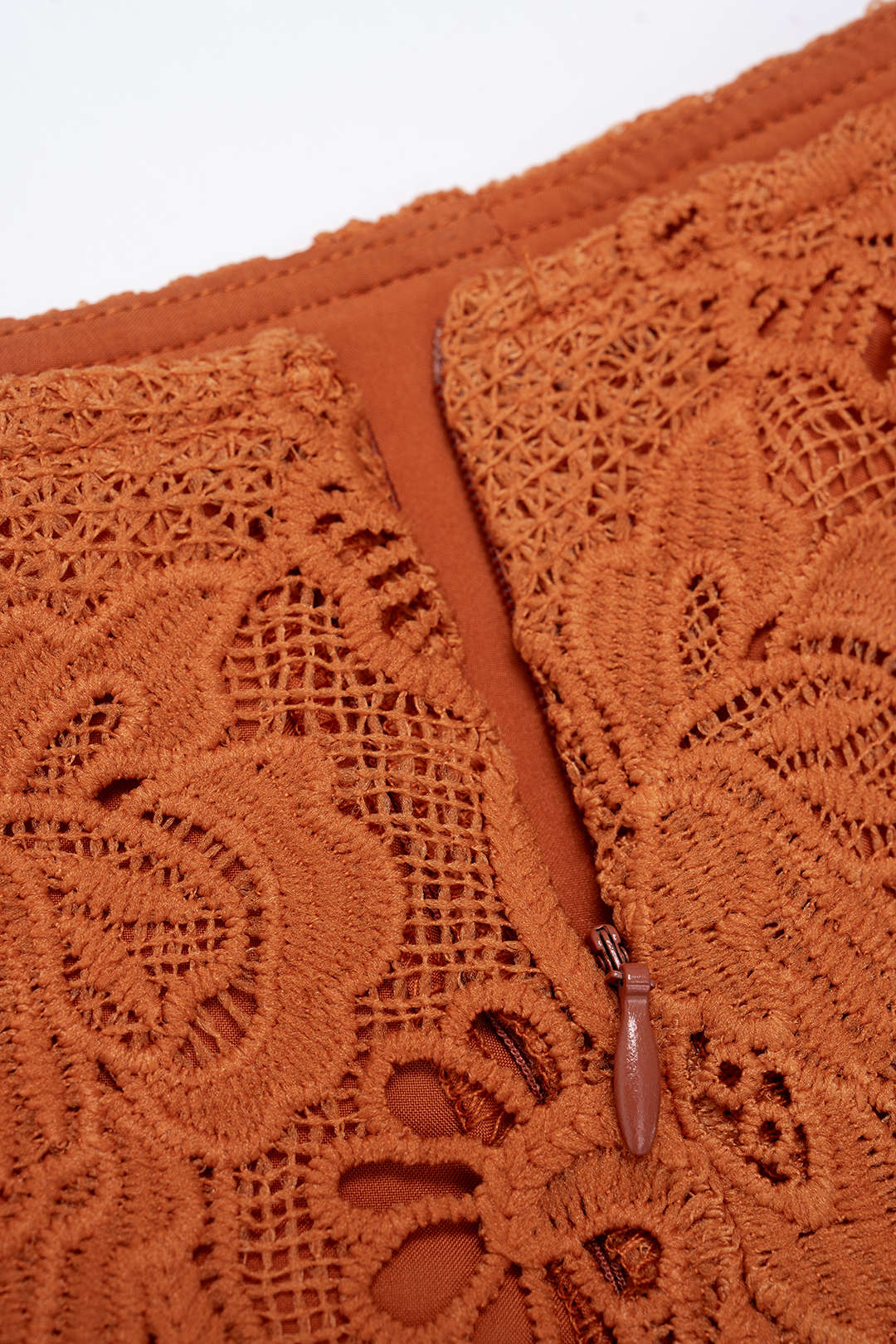 Short met uitsnijding en strik