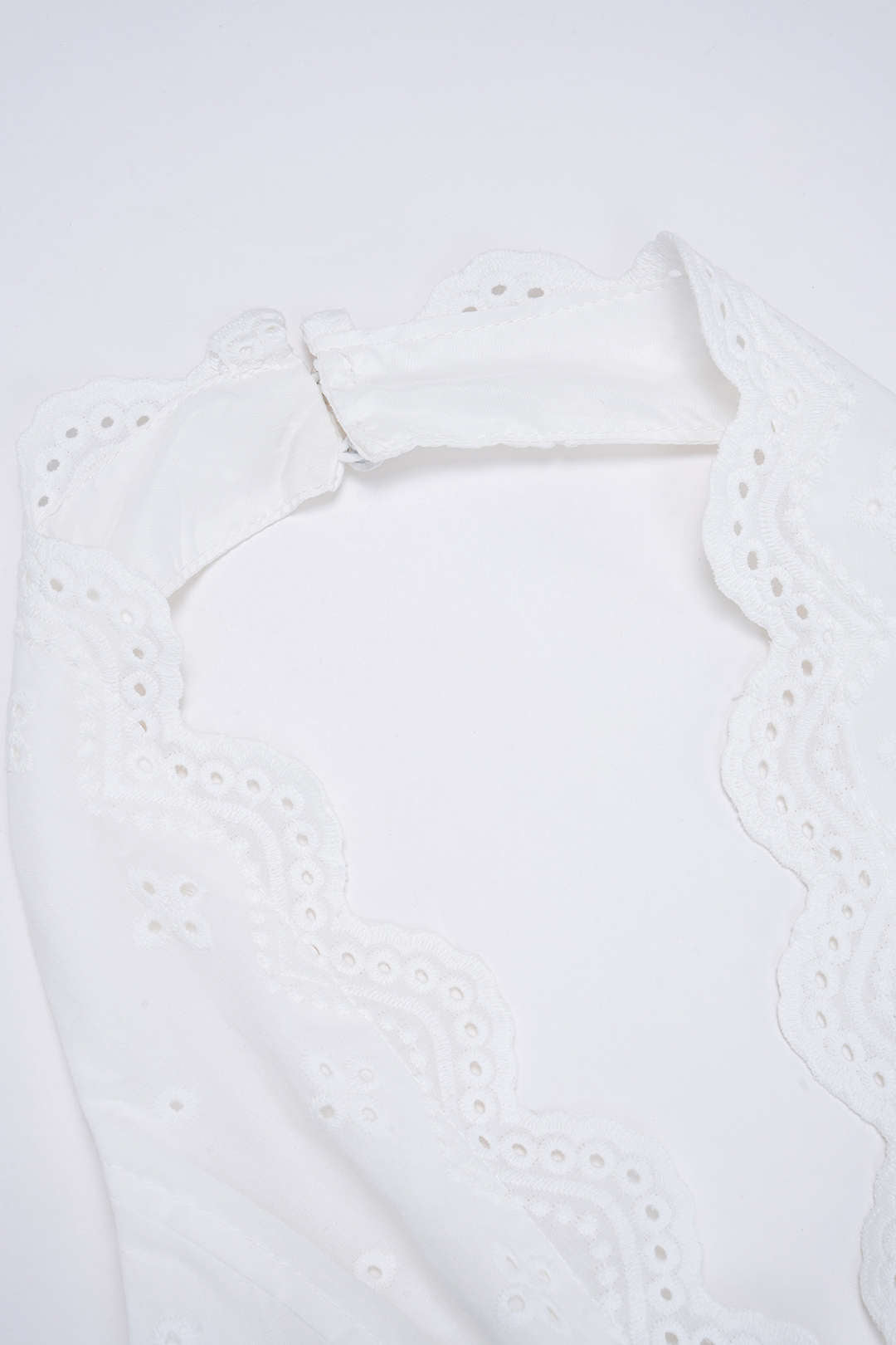 Tanktop met opengewerkt detail, halternek en borduursel