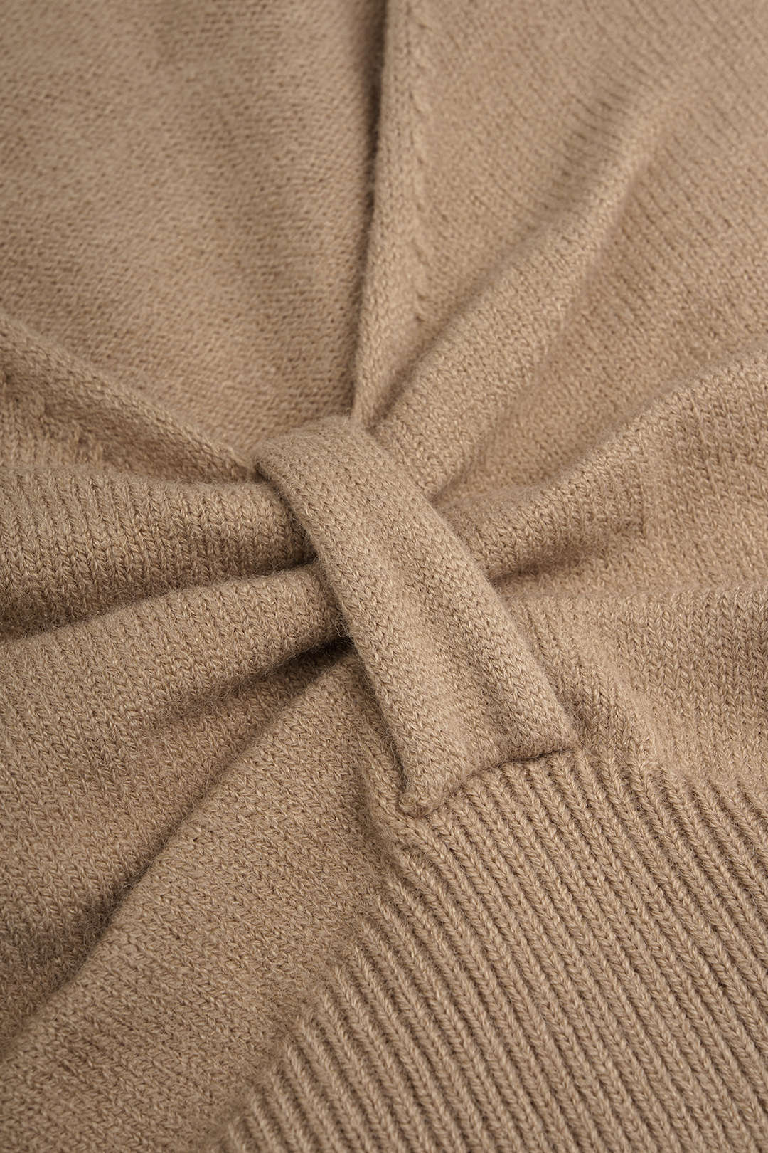 Uma - Gebreide top met V-hals, gedraaid detail en knoopdetail