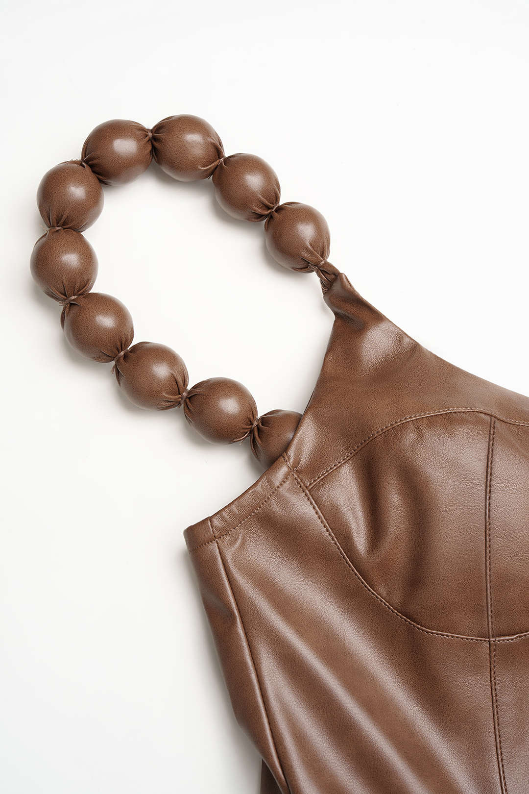 Leren-look mouwloze minijurk met ruches en spaghettibandjes