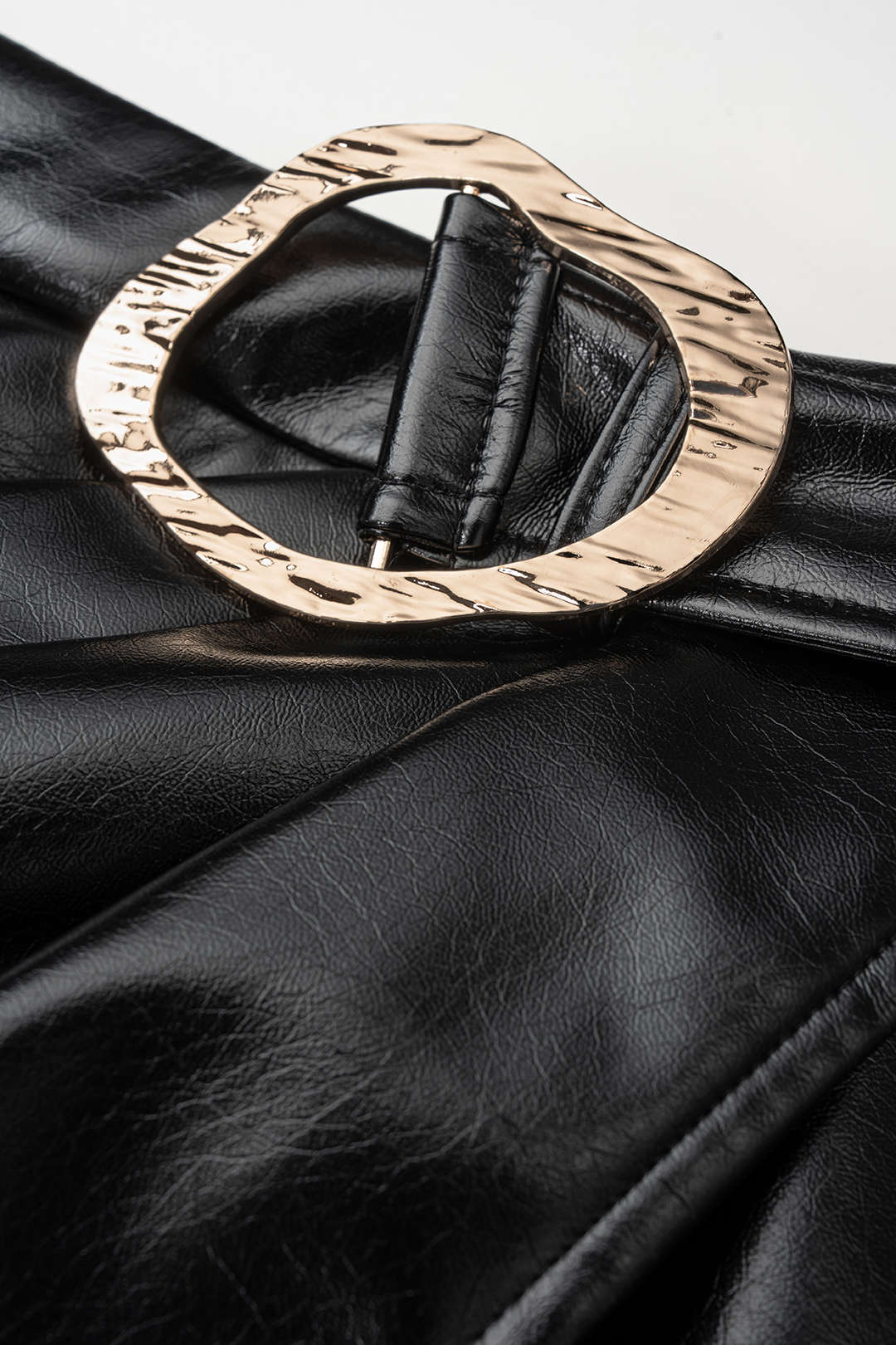 Leren-look metallic rok met riem en ruches