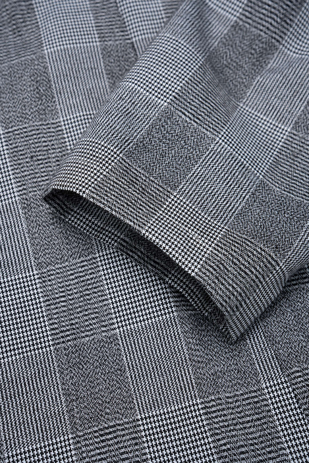 Geruite asymmetrische midijurk met V-hals en knoopdetail