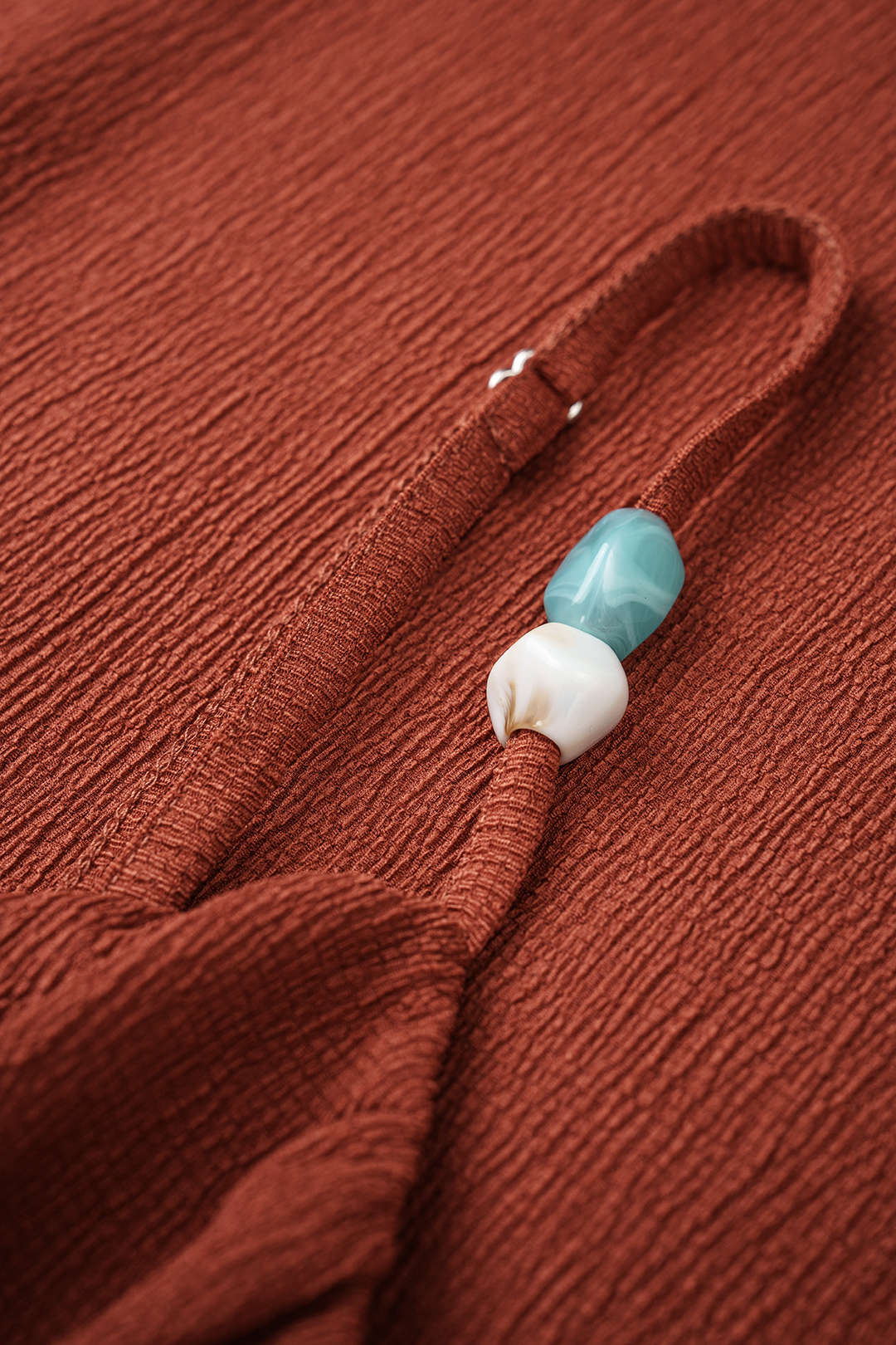 Asymmetrische mouwloze minijurk met ronde hals en ruches