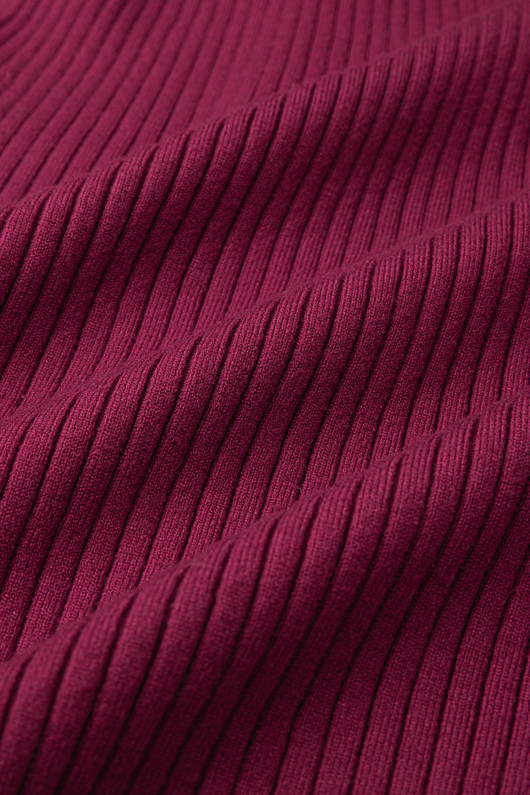 Gebreide metallic maxijurk met riem, V-hals en lange mouwen