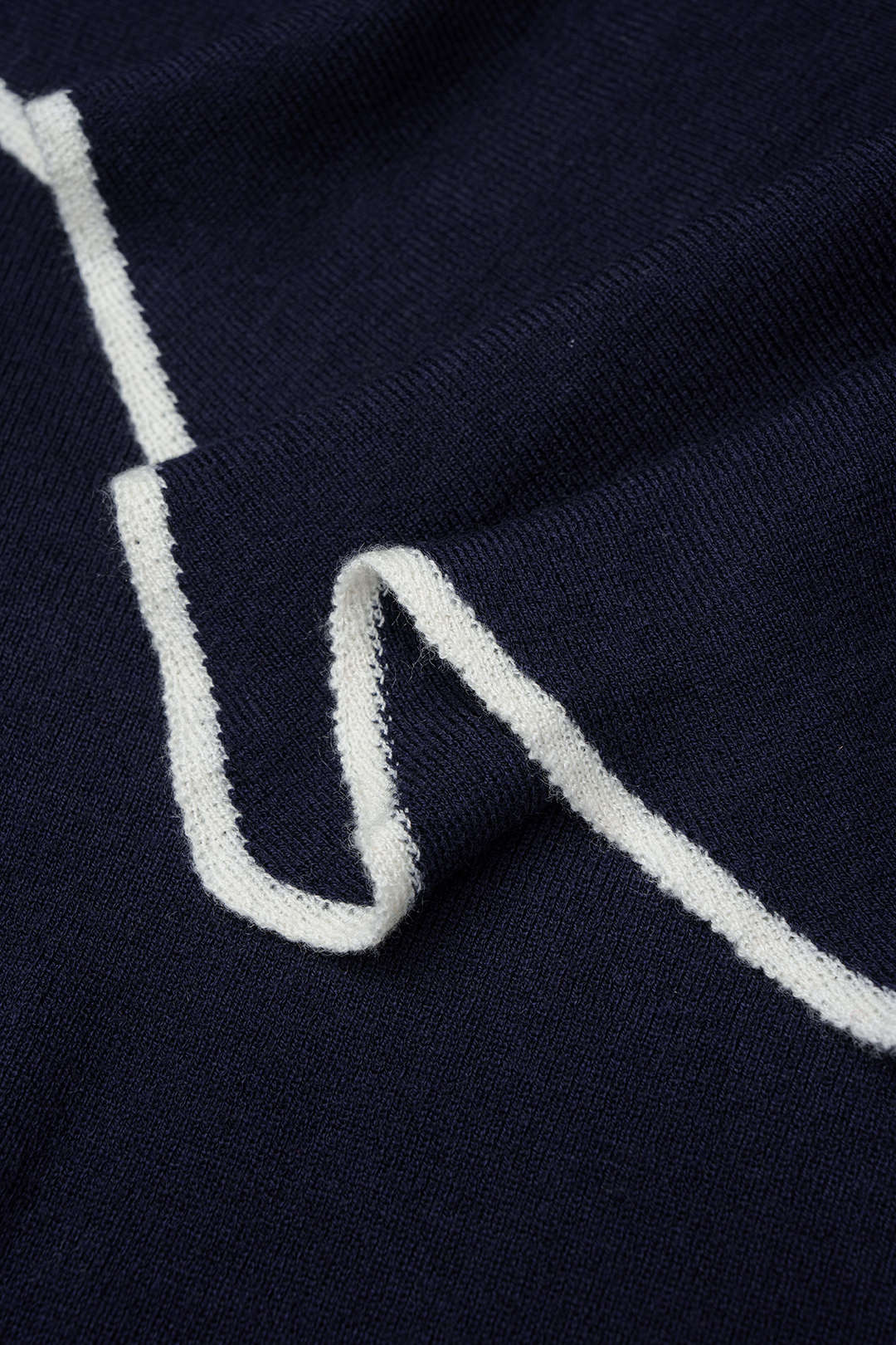 Gebreide asymmetrische top met ronde hals en lange mouwen