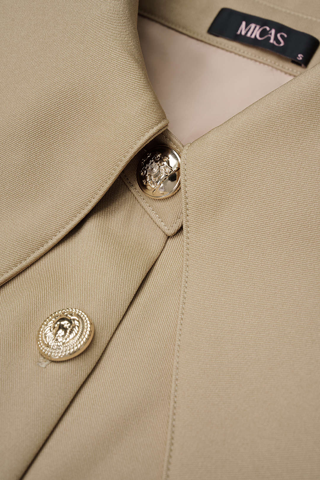 Metallic blouse met revers, knoopjes en korte mouwen