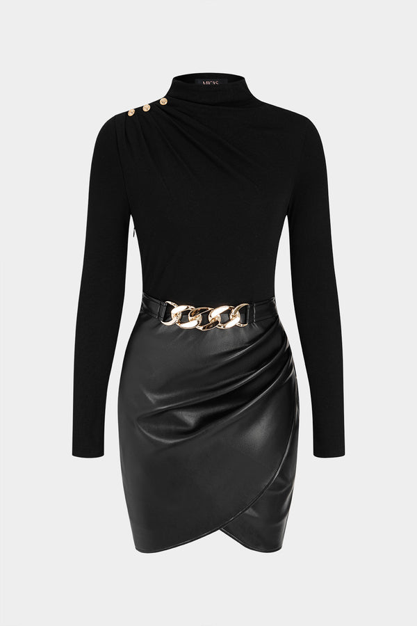 Mini-jurk van imitatieleer met metalen ketting en plooien