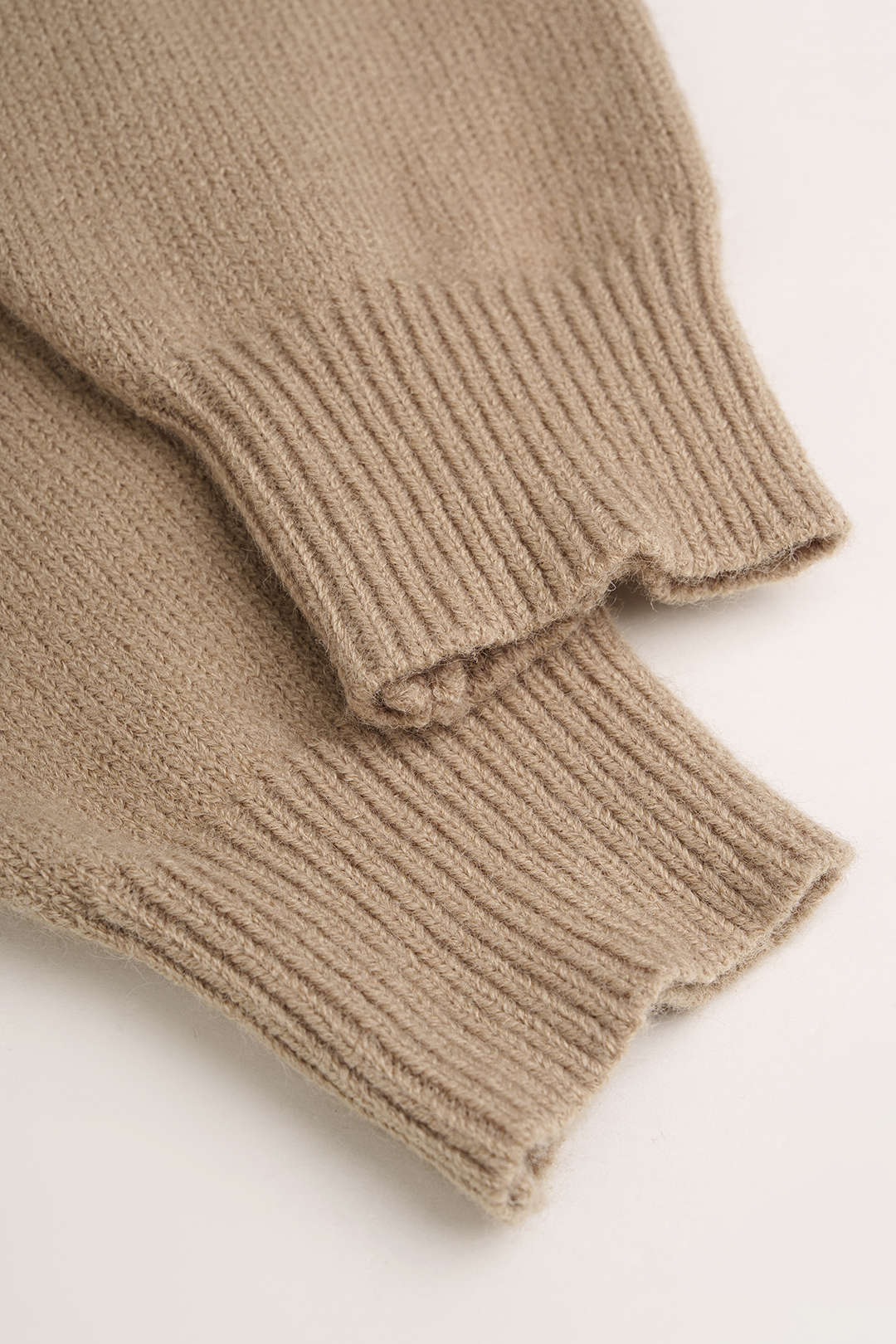 Uma - Gebreide top met V-hals, gedraaid detail en knoopdetail