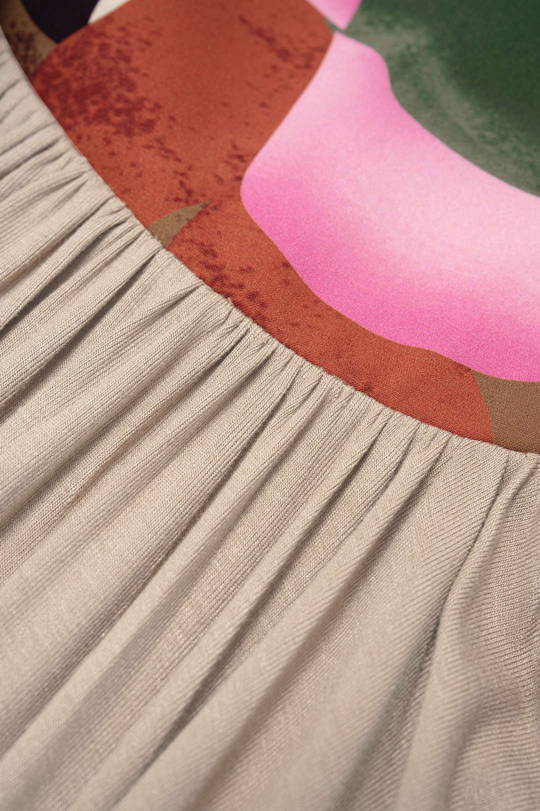 Abstracte print mouwloze maxijurk met V-hals, ruches en rits
